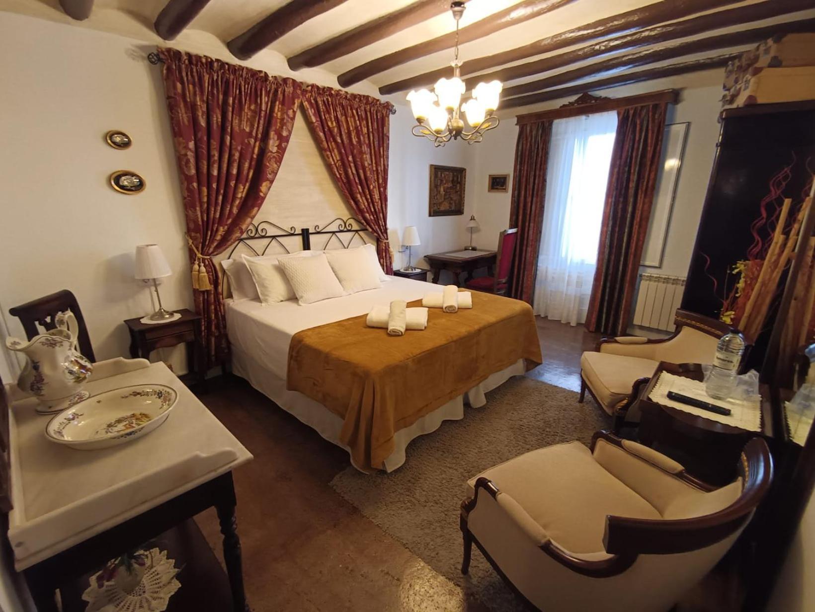 Deluxe Double or Twin Room,816360821:JPEG